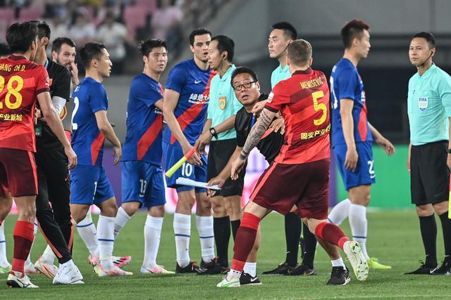 闫鹏飞22+12上海2-1晋级八强 首钢4人被驱逐